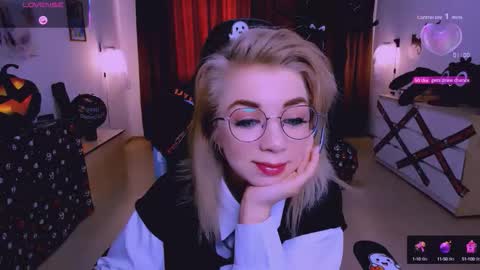 Snapshot of blinkofeyess chatting on 10/09/25, 05:49 Nicole online show from 10/09/25, 05:49