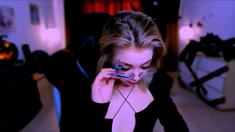 Snapshot of blinkofeyess chatting on 10/10/25, 07:07 Nicole online show from 10/10/25, 07:07