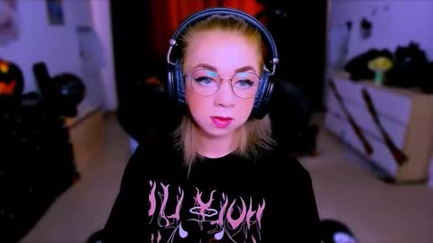 Snapshot of blinkofeyess chatting on 10/18/25, 08:48 Nicole online show from 10/18/25, 08:48