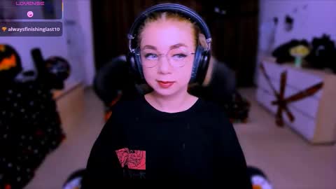 Snapshot of blinkofeyess chatting on 10/20/25, 04:35 Nicole online show from 10/20/25, 04:35