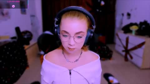 Snapshot of blinkofeyess chatting on 10/22/25, 11:54 Nicole online show from 10/22/25, 11:54