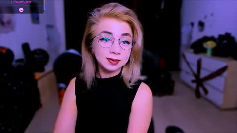 Snapshot of blinkofeyess chatting on 10/23/25, 08:35 Nicole online show from 10/23/25, 08:35