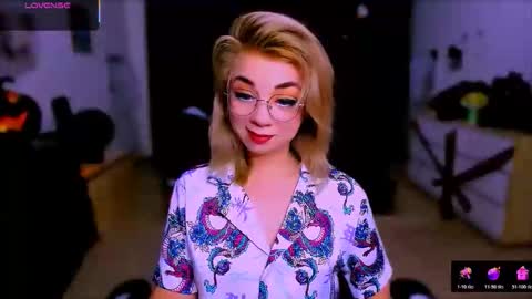 Snapshot of blinkofeyess chatting on 10/24/25, 03:03 Nicole online show from 10/24/25, 03:03