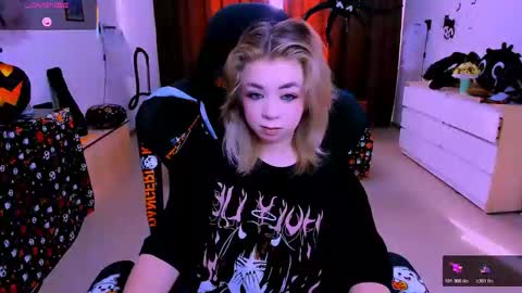 Snapshot of blinkofeyess chatting on 10/27/25, 09:13 Nicole online show from 10/27/25, 09:13