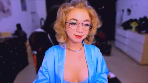 Snapshot of blinkofeyess chatting on 10/31/25, 04:35 Nicole online show from 10/31/25, 04:35