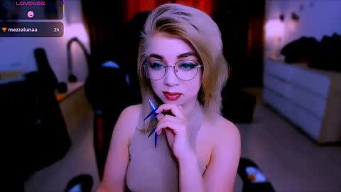 Snapshot of blinkofeyess chatting on 11/06/25, 08:04 Nicole online show from 11/06/25, 08:04