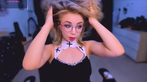 Snapshot of blinkofeyess chatting on 11/07/25, 05:07 Nicole online show from 11/07/25, 05:07