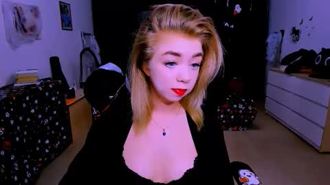 Snapshot of blinkofeyess chatting on 11/08/25, 05:12 Nicole online show from 11/08/25, 05:12