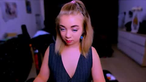 Snapshot of blinkofeyess chatting on 11/10/25, 09:08 Nicole online show from 11/10/25, 09:08