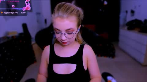 Snapshot of blinkofeyess chatting on 11/12/25, 05:30 Nicole online show from 11/12/25, 05:30