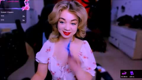 Snapshot of blinkofeyess chatting on 11/14/25, 10:25 Nicole online show from 11/14/25, 10:25