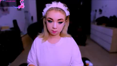 Snapshot of blinkofeyess chatting on 11/16/25, 02:44 Nicole online show from 11/16/25, 02:44