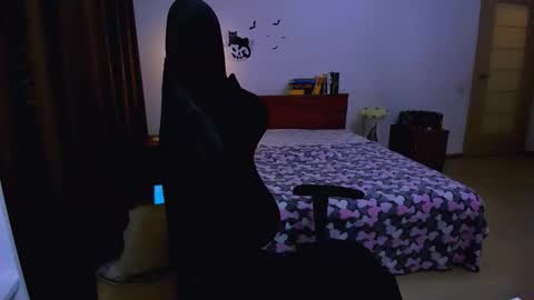 Snapshot of blinkofeyess chatting on 11/17/25, 03:07 Nicole online show from 11/17/25, 03:07