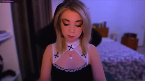 Snapshot of blinkofeyess chatting on 11/20/25, 10:15 Nicole online show from 11/20/25, 10:15