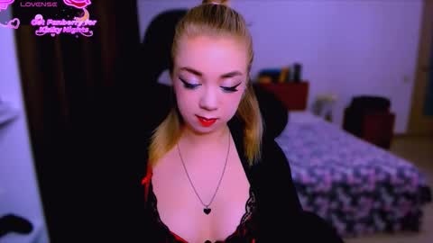 Snapshot of blinkofeyess chatting on 11/22/25, 12:31 Nicole online show from 11/22/25, 12:31