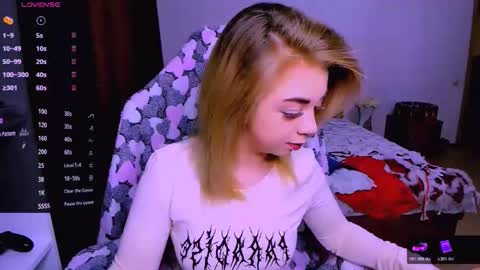 Snapshot of blinkofeyess chatting on 11/25/25, 05:40 Nicole online show from 11/25/25, 05:40