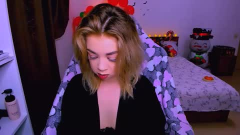 Snapshot of blinkofeyess chatting on 11/30/25, 11:47 Nicole online show from 11/30/25, 11:47