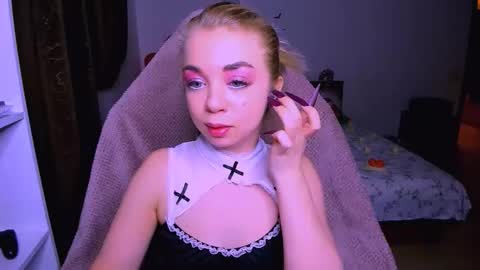 Snapshot of blinkofeyess chatting on 12/05/25, 12:36 Nicole online show from 12/05/25, 12:36