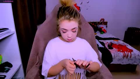 Snapshot of blinkofeyess chatting on 12/14/25, 06:19 Nicole online show from 12/14/25, 06:19