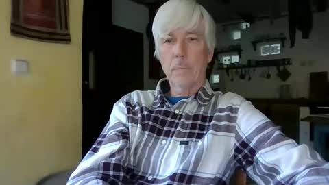 Snapshot of blomkuk chatting on 10/27/25, 12:42 blomkuk online show from 10/27/25, 12:42