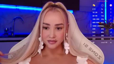 Snapshot of blond_diamond chatting on 07/07/26, 05:28 Lana online show from 07/07/26, 05:28