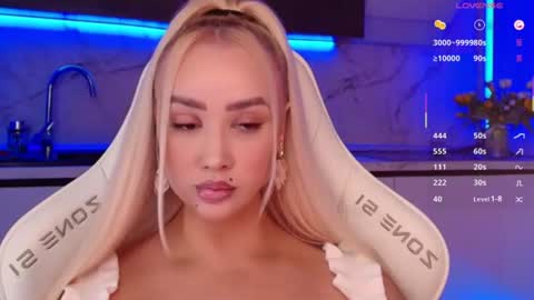 Snapshot of blond_diamond chatting on 07/09/26, 04:27 Lana online show from 07/09/26, 04:27