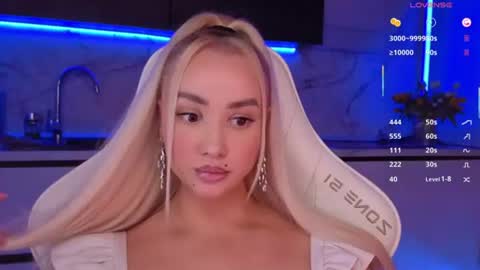 Snapshot of blond_diamond chatting on 07/09/26, 05:28 Lana online show from 07/09/26, 05:28