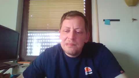 Snapshot of blonde32m chatting on 02/10/25, 08:42 blonde32m online show from 02/10/25, 08:42