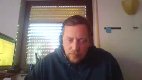 Snapshot of blonde32m chatting on 11/03/25, 02:18 blonde32m online show from 11/03/25, 02:18