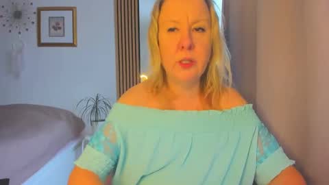 Snapshot of blonde_angel20 chatting on 01/21/25, 09:03 Nicole online show from 01/21/25, 09:03