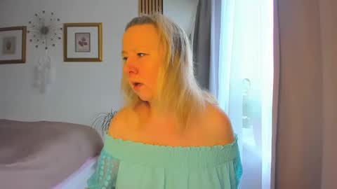 Snapshot of blonde_angel20 chatting on 01/27/25, 09:44 Nicole online show from 01/27/25, 09:44