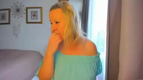 Snapshot of blonde_angel20 chatting on 01/28/25, 09:08 Nicole online show from 01/28/25, 09:08