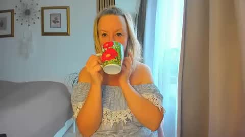 Snapshot of blonde_angel20 chatting on 01/29/25, 10:05 Nicole online show from 01/29/25, 10:05