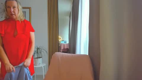 Snapshot of blonde_angel20 chatting on 02/01/25, 08:50 Nicole online show from 02/01/25, 08:50