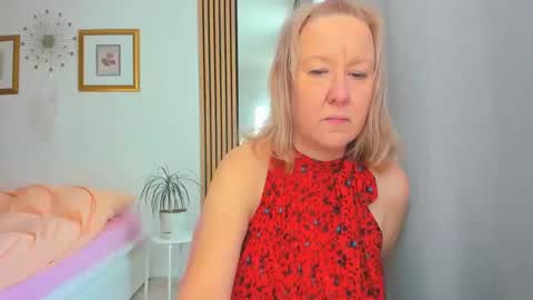 Snapshot of blonde_angel20 chatting on 02/09/25, 08:54 Nicole online show from 02/09/25, 08:54