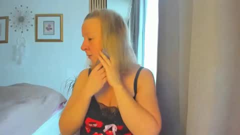 Snapshot of blonde_angel20 chatting on 03/03/25, 09:33 Nicole online show from 03/03/25, 09:33