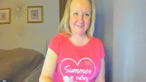 Snapshot of blonde_angel20 chatting on 03/03/25, 05:39 Nicole online show from 03/03/25, 05:39