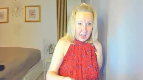 Snapshot of blonde_angel20 chatting on 03/06/25, 07:32 Nicole online show from 03/06/25, 07:32