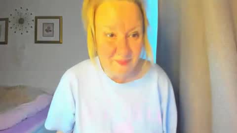 Snapshot of blonde_angel20 chatting on 03/11/25, 04:18 Nicole online show from 03/11/25, 04:18