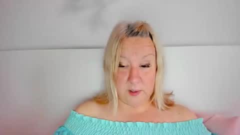 Snapshot of blonde_angel20 chatting on 10/16/25, 09:32 Nicole online show from 10/16/25, 09:32