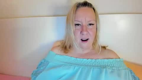 Snapshot of blonde_angel20 chatting on 11/21/25, 06:39 Nicole online show from 11/21/25, 06:39