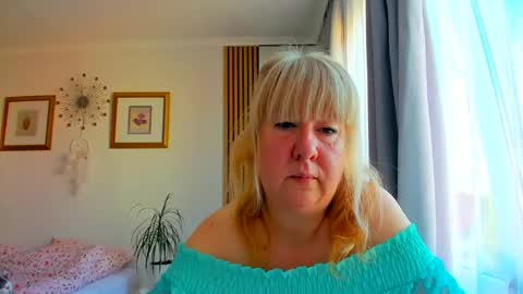 Snapshot of blonde_angel20 chatting on 06/18/26, 04:02 Nicole online show from 06/18/26, 04:02