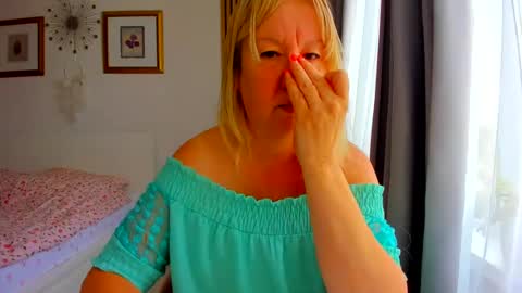Snapshot of blonde_angel20 chatting on 07/07/26, 05:21 Nicole online show from 07/07/26, 05:21