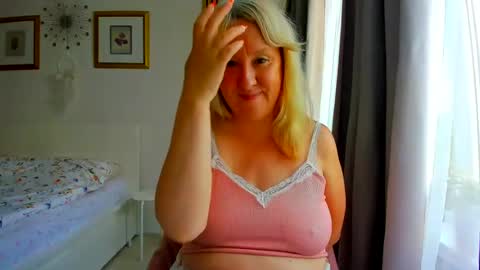 Snapshot of blonde_angel20 chatting on 07/11/26, 05:37 Nicole online show from 07/11/26, 05:37