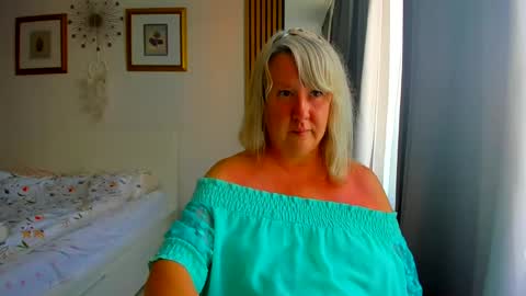 Snapshot of blonde_angel20 chatting on 07/17/26, 05:18 Nicole online show from 07/17/26, 05:18