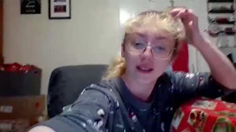 Snapshot of blonde_katie chatting on 12/30/24, 05:13 Katie online show from 12/30/24, 05:13