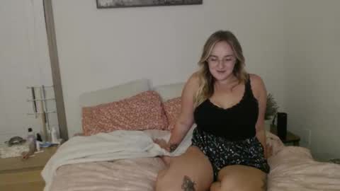 Snapshot of blondeandbent chatting on 10/16/25, 02:23 Your Big Titty Baby online show from 10/16/25, 02:23