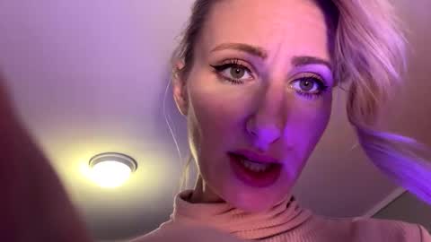 Gia  online show from 11/15/25, 06:37