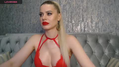 Snapshot of blondiestarxxx chatting on 02/14/25, 07:28 Helen online show from 02/14/25, 07:28