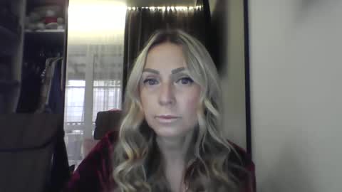 Snapshot of blondkitti chatting on 09/30/25, 07:57 Iren online show from 09/30/25, 07:57